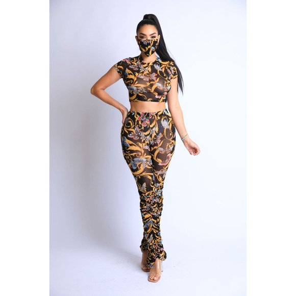 Women's Casual Short Sleeve Crew Neck Top & Matching Pants 2 Piece Set With Mask - Picture 1 of 10